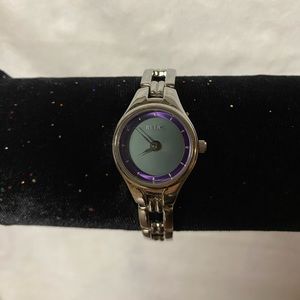 Ladies Beautiful Silver Color Round Relic Watch No Numbers